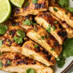 Gegrilltes Chili-Limetten-Hühnchen mit frischen Kräutern serviert