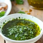 Frische Chimichurri-Sauce in einer Schüssel mit Kräutern und Gewürzen.