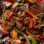 Schmackhaftes chinesisches Pfeffersteak mit würziger Sauce und frischem Gemüse.