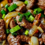 Chinesisches Pfeffersteak mit Zwiebeln auf einem Teller serviert