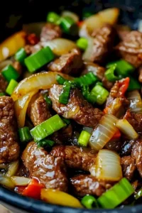 Chinesisches Pfeffersteak mit Zwiebeln auf einem Teller serviert