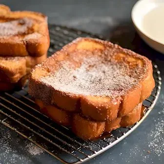 Churro Zimt Zucker Französischer Toast mit Zimt und Zucker dekoriert