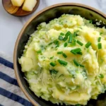 Leckere Colcannon Kartoffeln mit Kohl und Butter serviert auf einem Teller