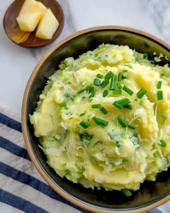 Leckere Colcannon Kartoffeln mit Kohl und Butter serviert auf einem Teller