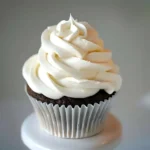 Cool Whip Frosting auf einem Kuchen dekoriert