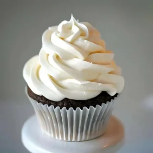 Cool Whip Frosting auf einem Kuchen dekoriert