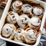 Copycat Rezept für Cinnabon Zimtschnecken, frisch gebacken mit Zimt und Zuckerguss.