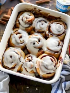 Copycat Rezept für Cinnabon Zimtschnecken, frisch gebacken mit Zimt und Zuckerguss.