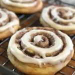 Zimtschnecken Cookies, inspiriert von Crumbl, frisch gebacken und verführerisch.