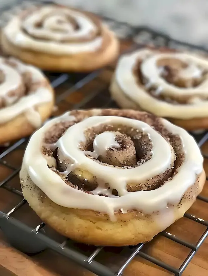 Zimtschnecken Cookies, inspiriert von Crumbl, frisch gebacken und verführerisch.