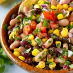 Schüssel mit Cowboy-Kaviar, einem herzhaften Texanischen Rezept.