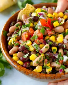 Schüssel mit Cowboy-Kaviar, einem herzhaften Texanischen Rezept.