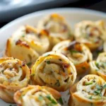 Leckere Crack Chicken Pinwheels auf einem Teller serviert