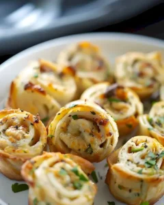Leckere Crack Chicken Pinwheels auf einem Teller serviert