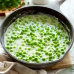 Schüssel mit cremigen Creme-Erbsen auf einem Tisch