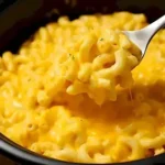 Crock Pot Makkaroni und Käse in einer Schüssel serviert, cremig und lecker.