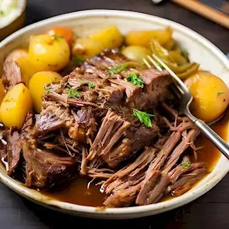 Gemütlicher Rinderbraten frisch serviert mit Beilagen