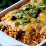 Hähnchen-Enchilada-Auflauf mit Reis auf einem Teller serviert