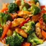 Hähnchen Stir-Fry mit Brokkoli und Karotten auf einem bunten Teller