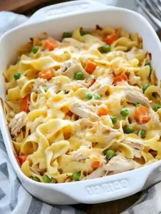 Leckere Hähnchen-Nudel-Casserole frisch aus dem Ofen