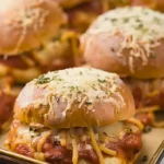 Hähnchen Parmesan Sliders mit Tomatensauce und Käse