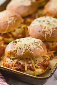 Hähnchen Parmesan Sliders mit Tomatensauce und Käse