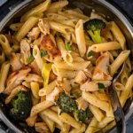 Ein Teller Hähnchen Pasta mit frischen Zutaten und einer cremigen Sauce