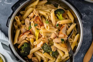 Ein Teller Hähnchen Pasta mit frischen Zutaten und einer cremigen Sauce