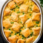Hähnchen-Pastete mit fluffigen Biscuits auf einem Teller serviert
