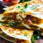 Hähnchen Quesadillas mit Speck und Ranch-Dressing auf einem Teller serviert