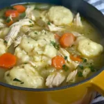 Hähnchen Suppe mit Dampfnudeln in einer Schüssel serviert