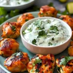 Hähnchen-Zucchini-Popcorn mit cremiger Koriander-Sauce auf einem Teller.