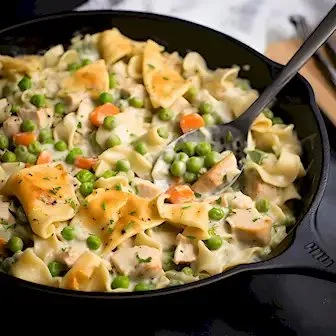 Hähnchenpot-Pie-Nudelskillet in einer Pfanne serviert, lecker und herzhaft.