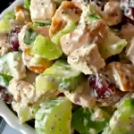 Leckere Portion Huhn Waldorfsalat mit Äpfeln und Nüssen serviert.