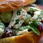 Hühnchen-Salat mit frischen Trauben und Pecannüssen auf einem Teller