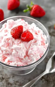 Hüttenkäse-Jello-Salat mit frischen Früchten auf einem Teller