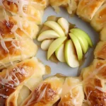Karamell-Apfel-Croissant-Ring mit cremigem Käsefüllung auf einem eleganten Teller