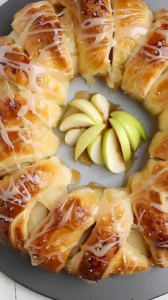 Karamell-Apfel-Croissant-Ring mit cremigem Käsefüllung auf einem eleganten Teller