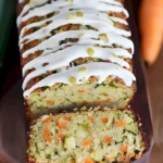 Gesundes Karotten-Apfel-Zucchini-Brot mit frischen Zutaten