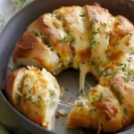 Käse Knoblauch Kräuter Zupfbrot frisch aus dem Ofen