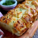 Frisches Käsebrot mit verschiedenen Käsesorten und Kräutern