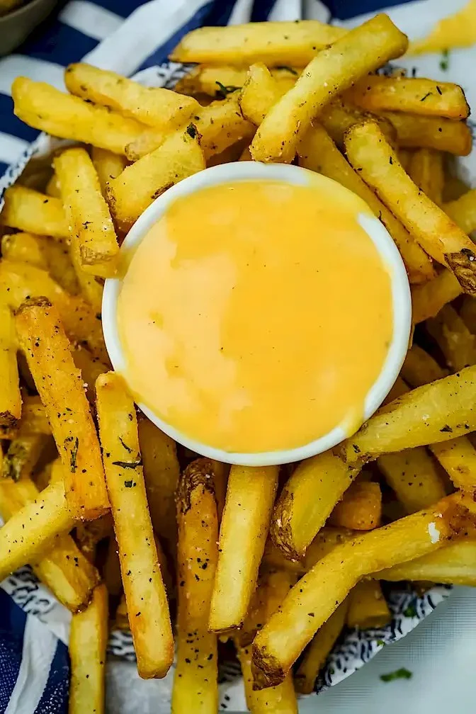 Leckere Käsesauce für Pommes in einer Schüssel