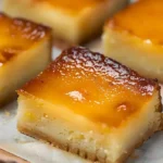 Ein Stück Kassavakuchen auf einem Teller, garniert mit frischen Früchten.