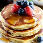 Fluffige klassische Buttermilch-Pfannkuchen auf einem Teller serviert