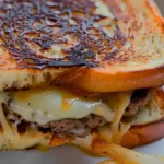 Klassischer Patty Melt mit Rindfleisch, Käse und knusprigem Brot.