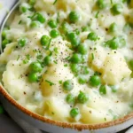 Klassisches Gericht mit erwärmten Erbsen und Kartoffeln auf einem Teller