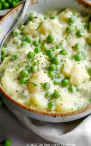 Klassisches Gericht mit erwärmten Erbsen und Kartoffeln auf einem Teller