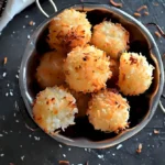 Leckere selbstgemachte Kokosmakronen auf Teller präsentiert