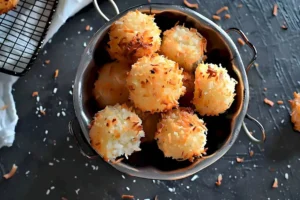 Leckere selbstgemachte Kokosmakronen auf Teller präsentiert