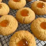 Kokosnuss-Marmelade-Drops auf einem Teller